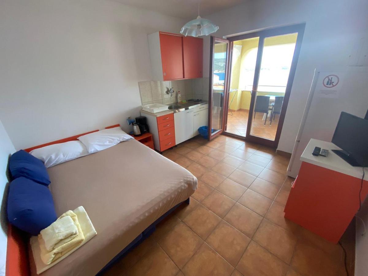 Apartments Viktor Rogoznica  Buitenkant foto