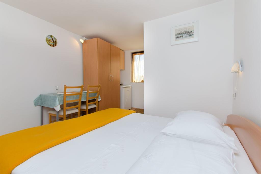 Apartments Viktor Rogoznica  Buitenkant foto